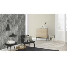 Salon avec papier peint à motifs, buffet, fauteuil et suspensions pour une ambiance élégante