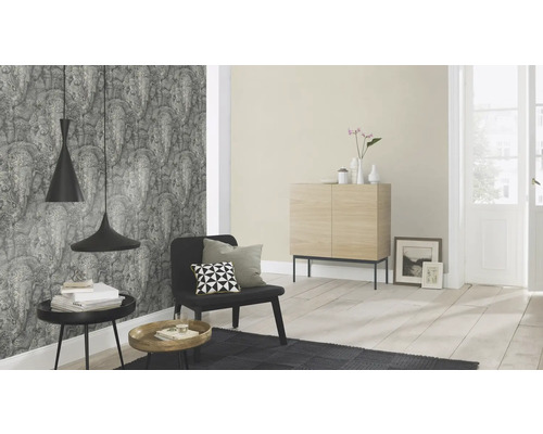 Wohnzimmer mit gemusterter Tapete, Sideboard, Sessel und Pendelleuchten für ein stilvolles Ambiente