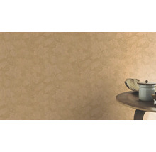 Mur avec papier peint à motifs floraux et décoration sur une table.