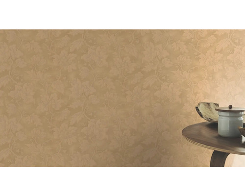 Mur avec papier peint à motifs floraux et décoration sur une table.