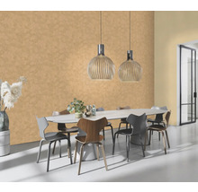 Salle à manger avec table ovale, chaises et suspensions devant un mur avec papier peint à motifs