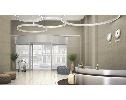 Eingangsbereich eines Hotels mit Drehtür, Rezeption und runden Deckenleuchten