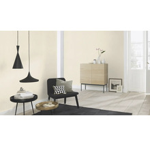 Heller Raum mit zwei Pendelleuchten, Stuhl, Kommode und Dekorationen