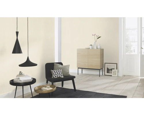 Heller Raum mit zwei Pendelleuchten, Stuhl, Kommode und Dekorationen