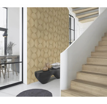 Szene mit gemusterter Tapete, Bank und Treppe in einem hellen und modernen Interieur.