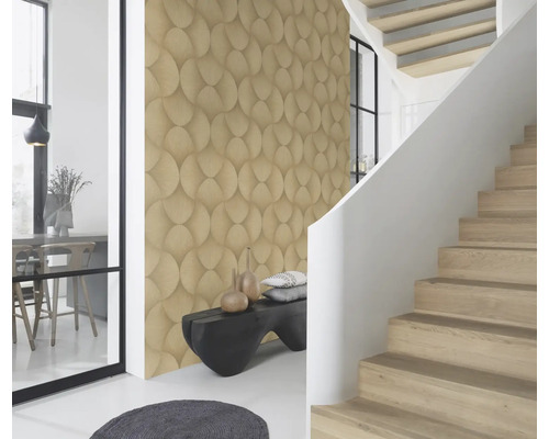 Szene mit gemusterter Tapete, Bank und Treppe in einem hellen und modernen Interieur.