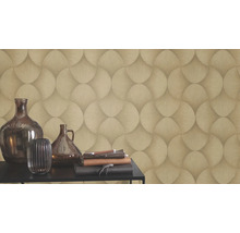 Wandgestaltung mit gemusterten Tapeten und Dekorationselementen