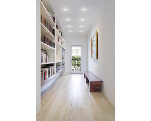 Flur mit Bücherregal, Sitzbank und Tür zum Garten