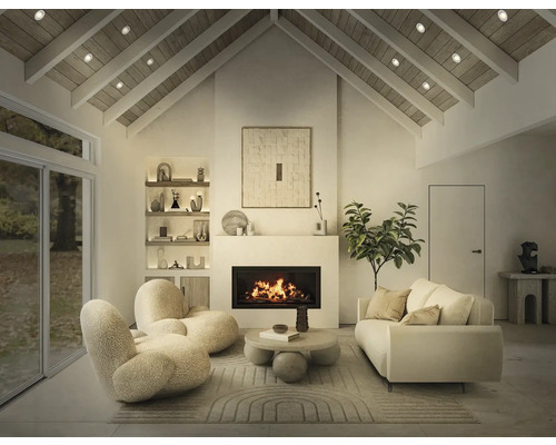 Heller Wohnraum mit Kamin, Sesseln, Sofa und Regalen.