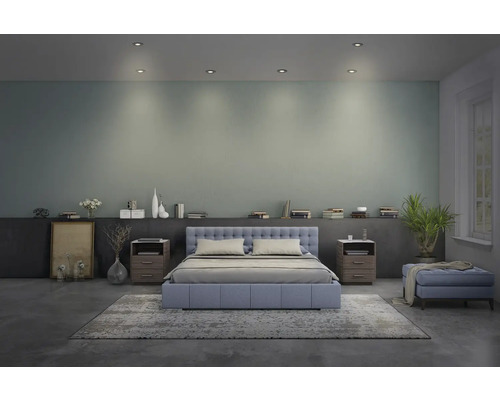 Schlafzimmer mit Bett, Nachttischen und dekorativen Elementen.