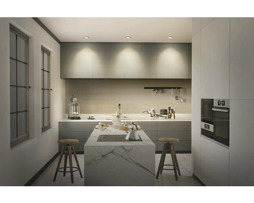 Moderne Küche mit Kücheninsel, Spüle und Sitzgelegenheiten.