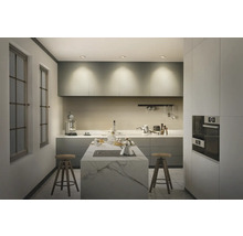 Helle Küche mit Kochinsel und Barhockern