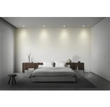 Chambre avec lit, tables de chevet, commode et armoire