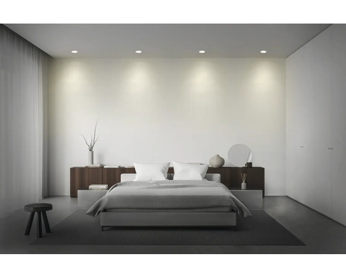 Chambre avec lit, tables de chevet, commode et armoire