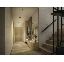 Heller Flur mit Garderobe, Spiegel und Treppe