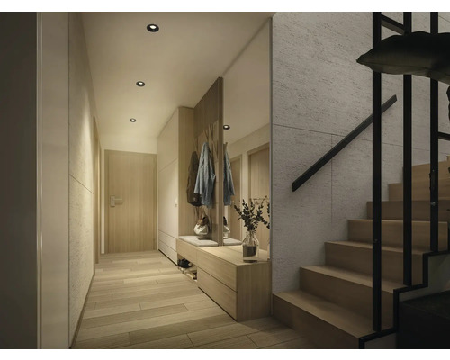 Heller Flur mit Garderobe, Spiegel und Treppe