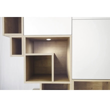 Regalsystem mit offenen Fächern und integrierter Beleuchtung.