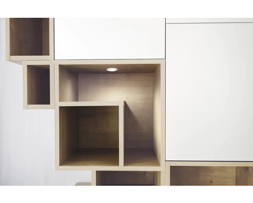 Regalsystem mit offenen Fächern und integrierter Beleuchtung.