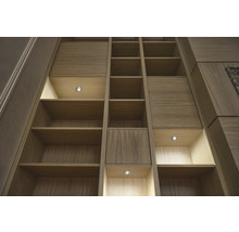 Regal mit Holzoberfläche und integrierter Beleuchtung