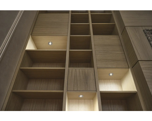 Regal mit Holzoberfläche und integrierter Beleuchtung