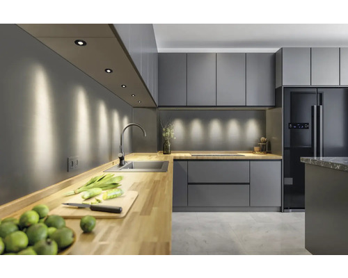 Moderne Küche mit grauen Schränken, Holzarbeitsplatte und Einbauspots