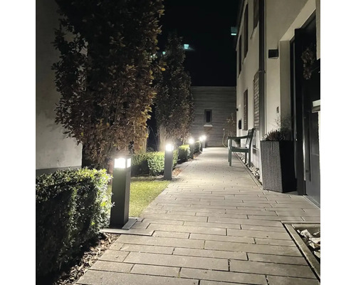 Gartenweg mit Aussenleuchten bei Nacht