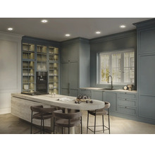 Helle Küche mit Kücheninsel, Einbauschränken und Fenster