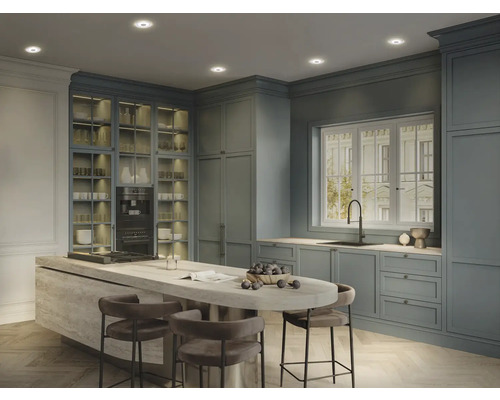 Helle Küche mit Kücheninsel, Einbauschränken und Fenster