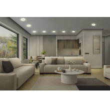 Heller Wohnraum mit Sofas, Couchtisch und Einbauspots