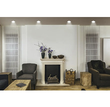 Wohnzimmer mit Sesseln, Kamin und Dekoration