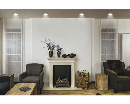 Wohnzimmer mit Sesseln, Kamin und Dekoration