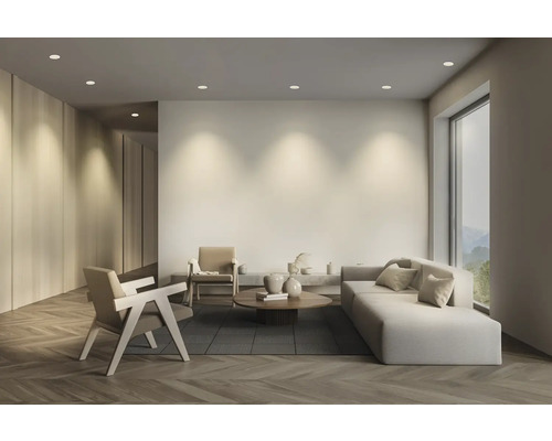 Helles Wohnzimmer mit Sofa, Sesseln und Holzfußboden