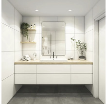 Modernes Badezimmer mit Waschbeckenunterschrank, Spiegel und weißen Fliesen