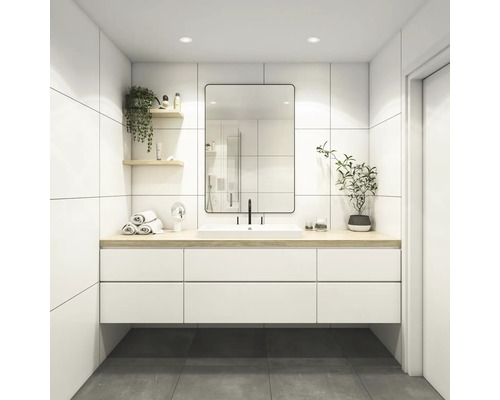 Modernes Badezimmer mit Waschbeckenunterschrank, Spiegel und weißen Fliesen