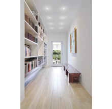 Couloir lumineux avec bibliothèque, banc et plafonniers