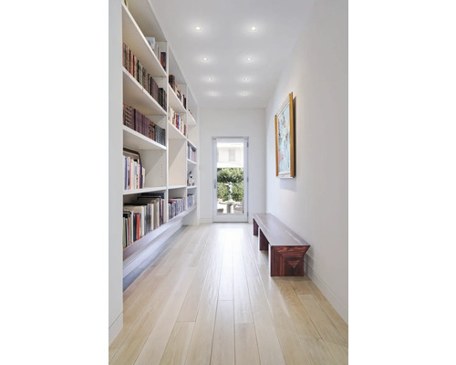 Couloir lumineux avec bibliothèque, banc et plafonniers