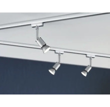 Trois spots sur un système de rails pour l'éclairage de plafond