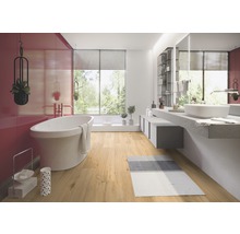 Salle de bains moderne avec baignoire îlot, lavabo et plancher en bois
