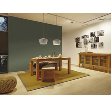 Salle à manger lumineuse avec table en bois, suspensions et buffet