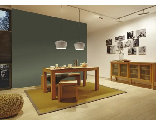 Salle à manger lumineuse avec table en bois, suspensions et buffet