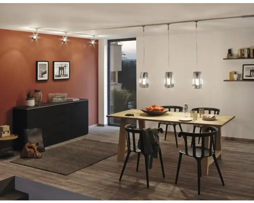 Salle à manger avec table, chaises, buffet et système d'éclairage