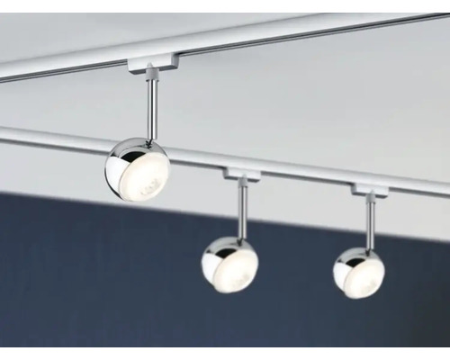 Trois spots de plafond ronds sur un rail