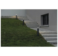 Gartenambiente mit Wegbeleuchtung an einer Treppe