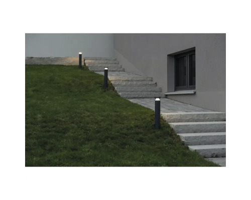 Gartenambiente mit Wegbeleuchtung an einer Treppe