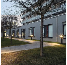 Beleuchteter Gartenweg mit Aussenleuchten vor Gebäude