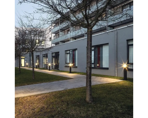 Beleuchteter Gartenweg mit Aussenleuchten vor Gebäude