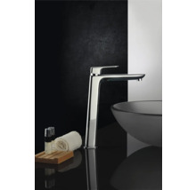 Salle de bains moderne avec mitigeur de lavabo chromé et vasque à poser