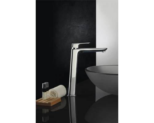 Salle de bains moderne avec mitigeur de lavabo chromé et vasque à poser