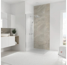 Helles Badezimmer mit Dusche, Waschtisch und Badteppich für ein modernes Ambiente