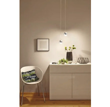 Intérieur lumineux avec buffet, chaise et suspensions pour une ambiance conviviale.